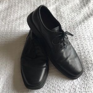 Men’s black Bostonian flexlite dress shoes